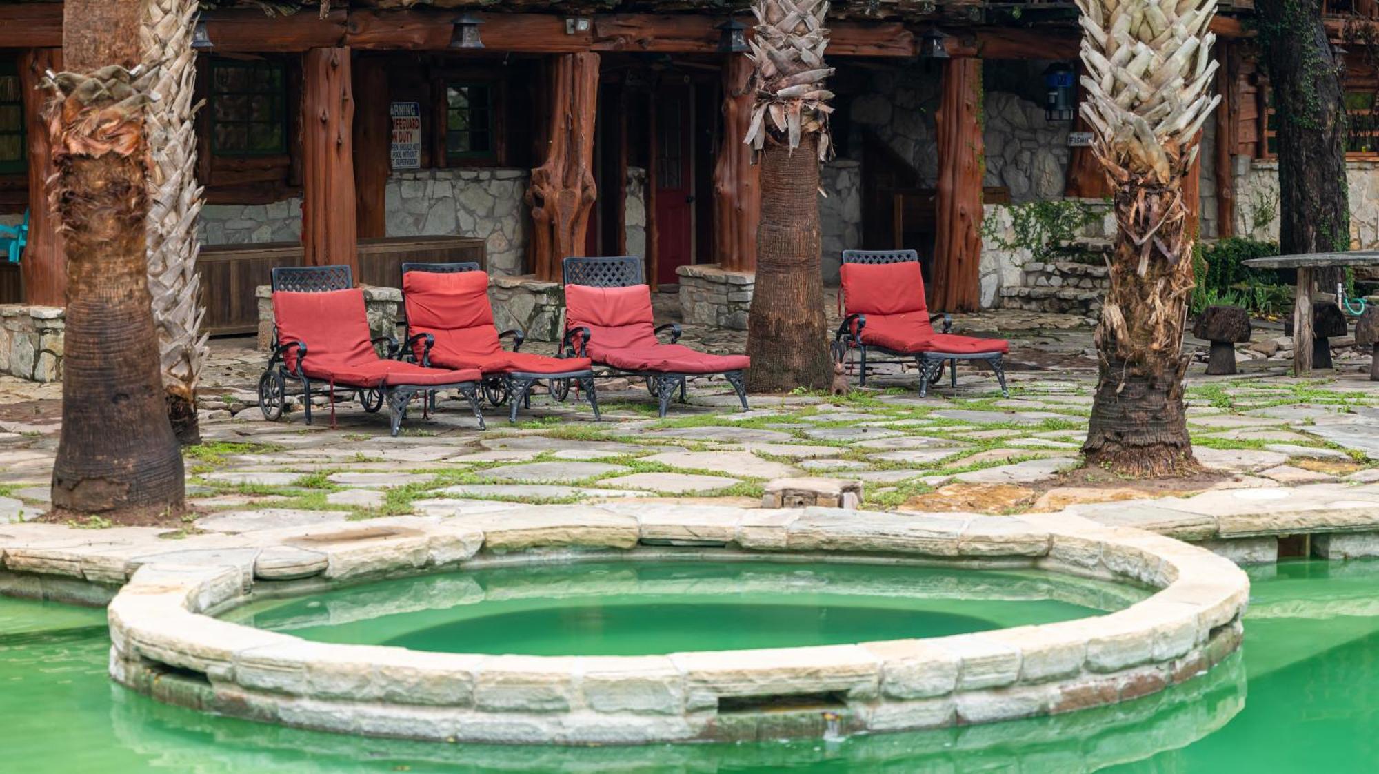 Moon River Ranch Lodge *